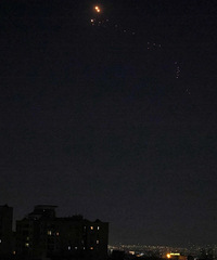 伊朗发射超百枚导弹报复