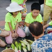 暑假送娃当“小村官”
