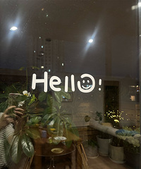 为家里增加一丝好心情,10块钱贴了一壁笑脸