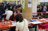 为填高考志愿摸底,围观几十所高校进校咨询会