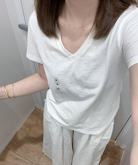 优衣库断货的V领T恤终于买到啦!面料很舒服