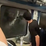 高铁乘客砸窗通风?!