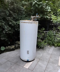 把大型热水储水罐拆了