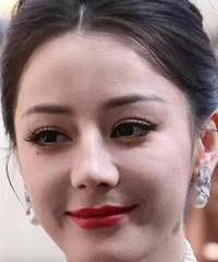 迪丽热巴亮相巴黎装周