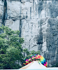 腾龙洞有点意思,溶洞剧场也很有特色,值得来一趟