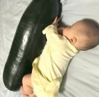 抱着冬瓜睡觉防暑降温