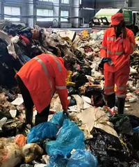 环卫工高温下翻8吨垃圾找手表