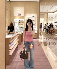 逛了Gucci、miumiu,最后拿下了LV