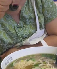 热搜上令人窒息的母女吃牛肉面一幕