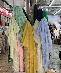 逛了朝天门的窗帘市场,老板都是资深手艺人