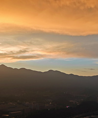 每天回到家,最喜欢的就是在露台看夕阳