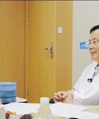 重庆人都该知道他!国内眼科专家叶剑,看看他做近视手术过程吧