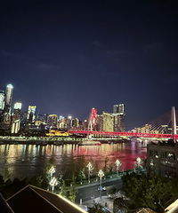 作为重庆人,好多年没认真欣赏过南滨路夜景咯