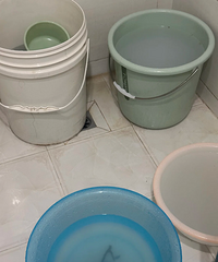很难理解老辈子,妈妈为省电进浴室不开灯,摔倒了