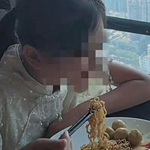 有钱妈带孩子吃空心粉