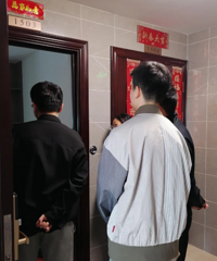 降价卖房被邻居堵门了