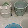 厕所堆满接水的盆和桶