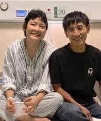 无数陌生人给这对新婚夫妻随份子