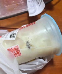 未开封蜜雪冰城饮料内有蟑螂,消费者要求赔一千