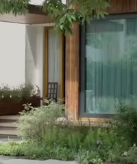 谢柯为胡军设计的别墅,木质元素克制又大气,主卧正对公园