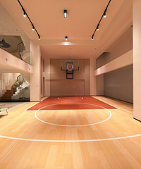 三口之家的1000㎡别墅,地下室有篮球场和健身区,已入住半年