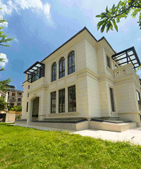 三口之家的1000㎡别墅,地下室有篮球场和健身区,已入住半年