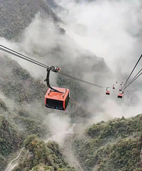 张家界天门山索道突发故障,游客被挂空中2小时后中暑?景区回应