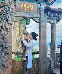 Ϊĸ��գ�һ���˶��Ա���Ů����ɽ������ɽ��800̨�׶�����