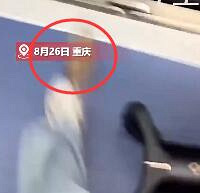 小孩地铁踩踏鞋被踢飞