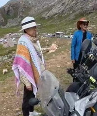 东北大妈拍照,摔坏进口摩托车
