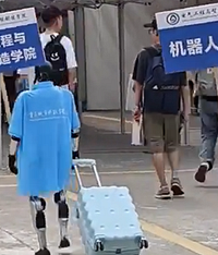 重庆一高校用机器人给新生搬行李