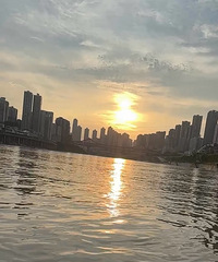 对于领居确实看不惯我天天家里发霉,把我拉出门社交这件事