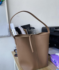 最近迷上了无印良品!买了这个托特包,自重很轻,不错