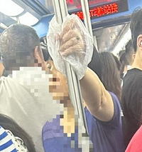 今天在轻轨上看到一个洁癖大妈