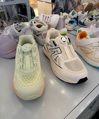 学生娃的小白鞋怎么选