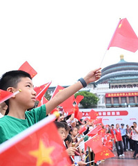 重庆人民广场举行升国旗仪式