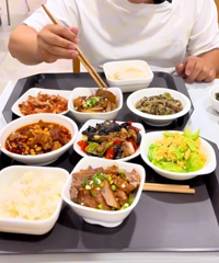 荣昌政府食堂火了,最贵才十块钱