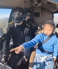 一家三口开2架飞机回老家