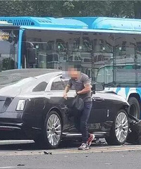 千万粉丝车评人开劳斯莱斯发生车祸