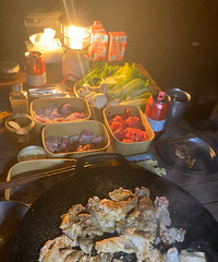 ����������һ�Ż�ɫ�ص棬װ����Խ��Խ�࣬�Դ˰�����¶Ӫ~