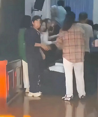 去你的愧疚教育,学校让家长跪成一排被中学生踩踏