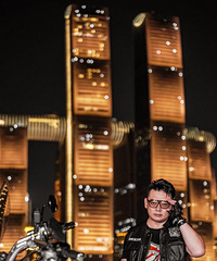 找不到对象就出来骑摩托。