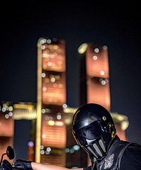 找不到对象就出来骑摩托。