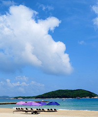 亚龙湾的海太权威了,像一块巨大的蓝色绸缎