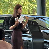 在4S店做直播的小姐姐