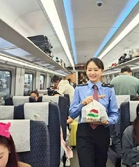 国铁成都局推出17元高铁盒饭