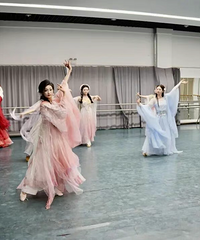 [����]������������Ų��䣬��һ�ֺ��µİ࣬��ʵ������״����