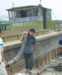 新登等地砂场整治引发河砂偷采猖獗