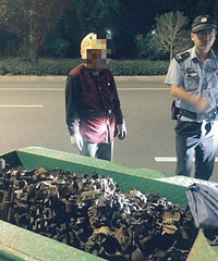 包工头担心建材放在路边会被偷走,过去一看,正好撞上两人在……