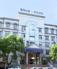 偷手机上瘾,富阳一男子在监控下大展 “缩骨功”……